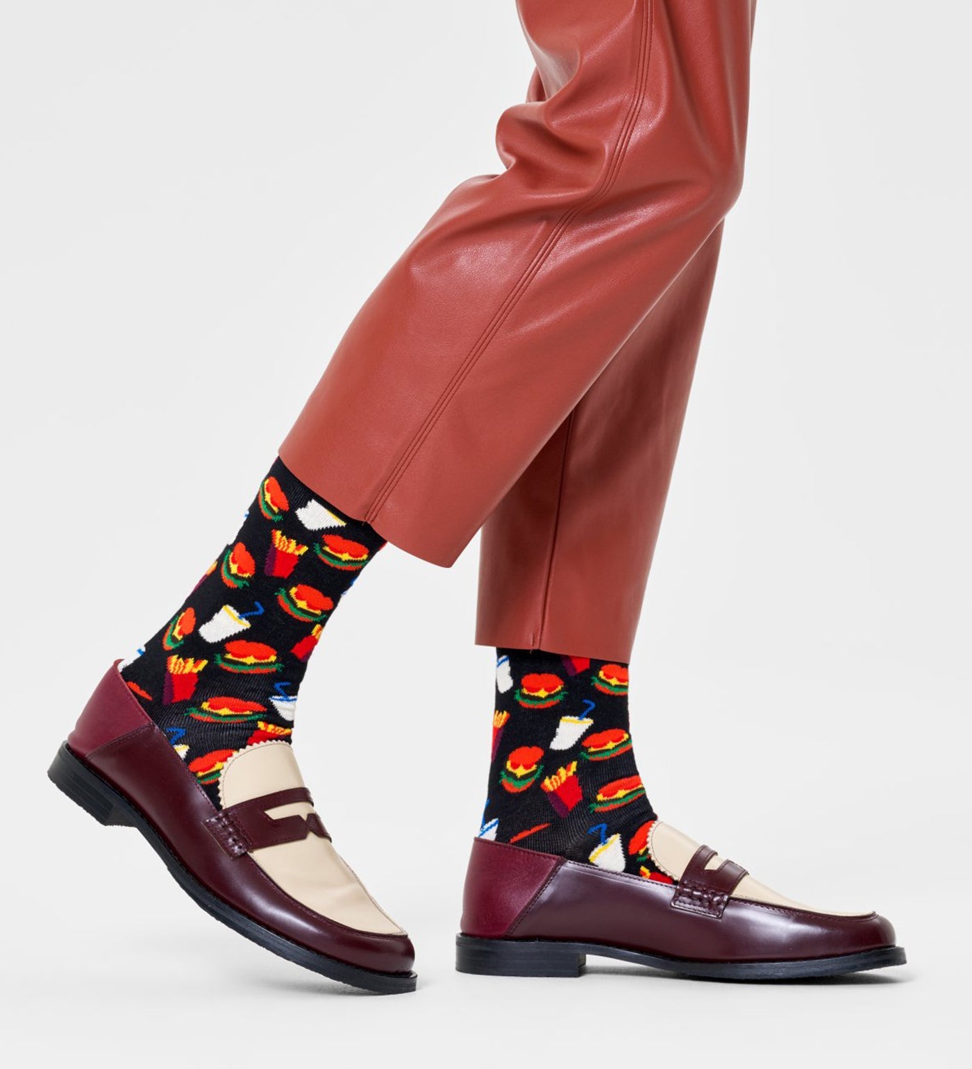 Bright, playful Happy Socks unisex hamburger crew socks for women and men, featuring colorful burger designs on soft, comfy fabric.
