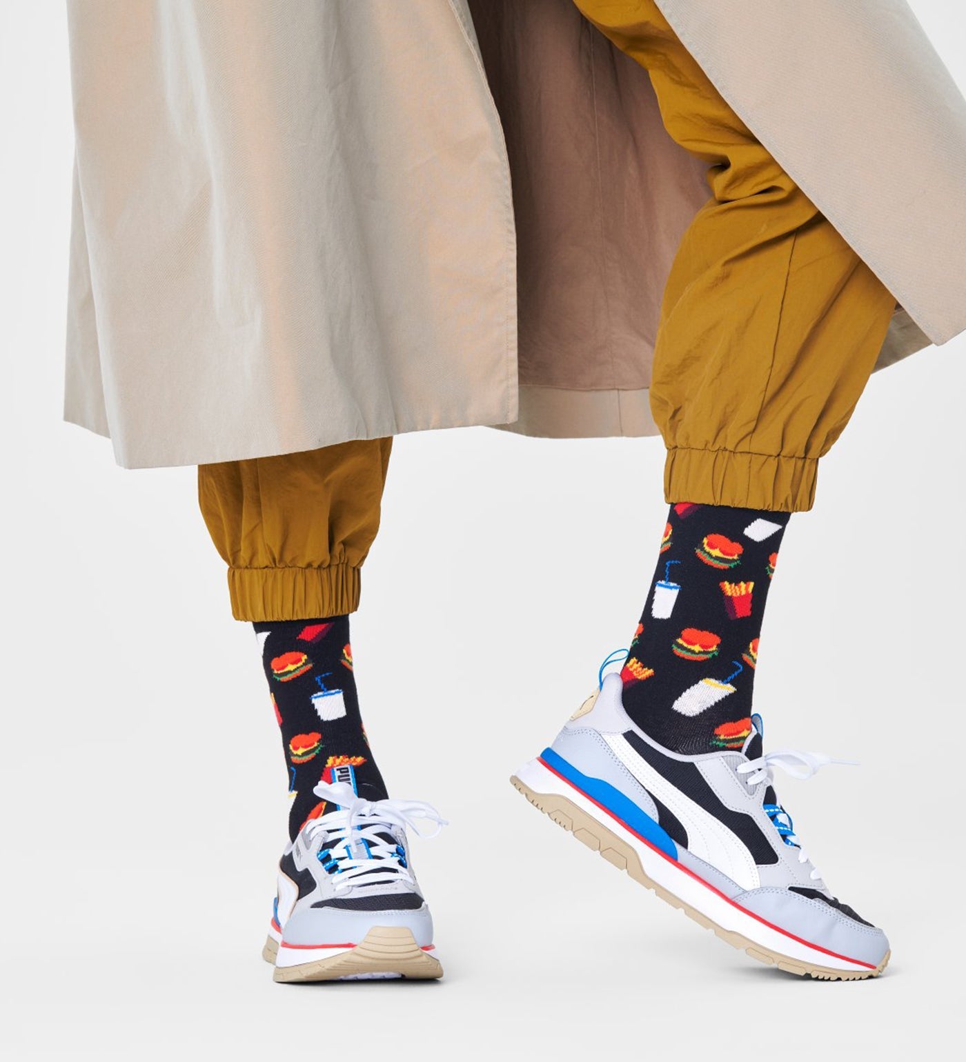 Bright, playful Happy Socks unisex hamburger crew socks for women and men, featuring colorful burger designs on soft, comfy fabric.