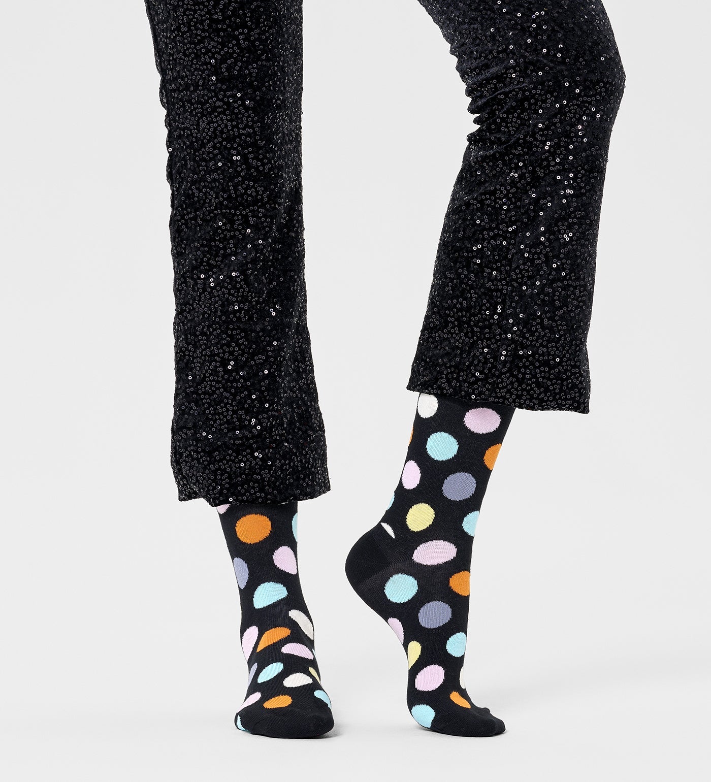 Colorful unisex crew socks featuring large dot patterns, suitable for women and men, by Happy Socks.